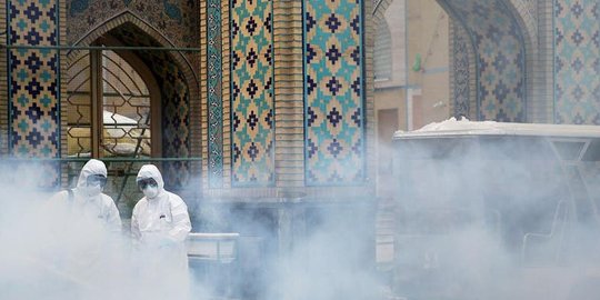 Cium Tempat Suci Umat Syiah di Tengah Wabah Corona, Warga Iran Ditangkap
