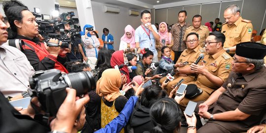 Imbauan Ridwan Kamil: Jangan Panik Beli Masker dan Sembako