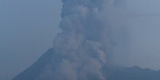 Penampakan Gunung Merapi Semburkan Abu Vulkanik Setinggi 6.000 Meter