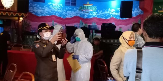 Berpakaian Khusus Dinkes Dki Periksa Karyawan Dan Sterilkan Restoran Amigos Merdeka Com