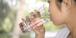11 Manfaat Kesehatan Yang Bisa Diperoleh Dari Minum Air Putih Saat Perut Kosong Merdeka Com