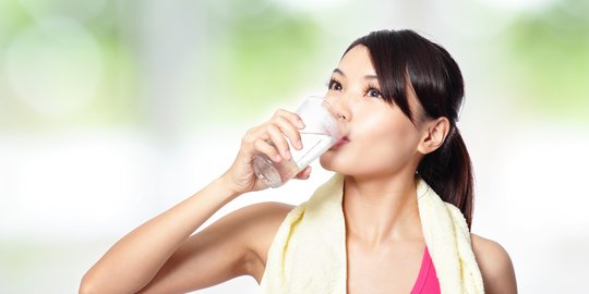 11 manfaat kesehatan yang bisa diperoleh dari minum air putih saat perut kosong
