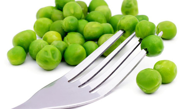 ilustrasi makan kacang polong dengan garpu 001