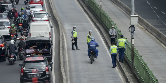 Bandelnya Pemotor Terobos Jalur Transjakarta