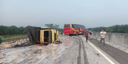 Bus Seruduk Truk di Tol Medan-Tebing Tinggi, 1 Orang Tewas dan 6 Terluka