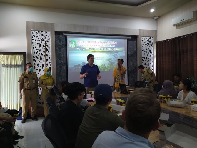 dinas kesehatan kabupaten banyuwangi melakukan pemeriksaan pada mahasiswa asal hongkong
