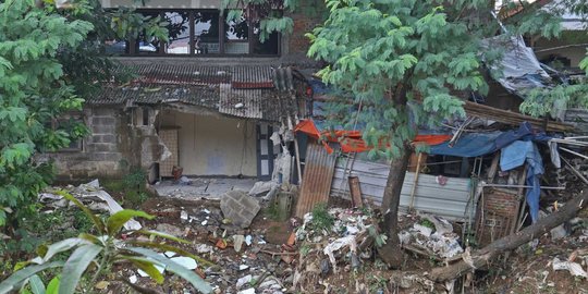 Deretan Rumah di Bantaran Kali Matraman Dalam Rusak Akibat Tanah Ambles