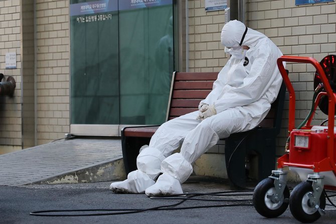 petugas medis tangani virus corona di daegu