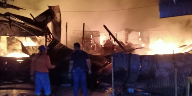 Diduga Korsleting Listrik, Ratusan Kios di Pasar Baru Tuban Ludes Terbakar