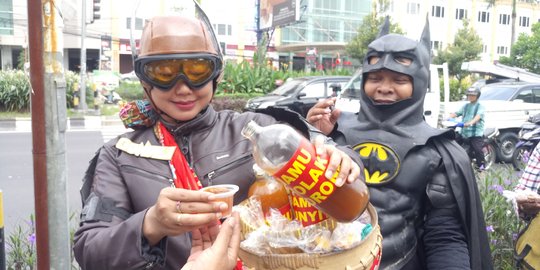 Lawan Corona, 'Batman dan Gundala' di Sukoharjo Bagi-Bagi Jamu