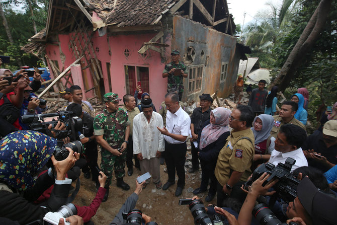 mensos kunjungi korban gempa bumi