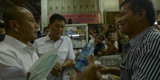 Polda Metro Jaya Gelar Sidak Penjualan Masker di Pasar Pramuka