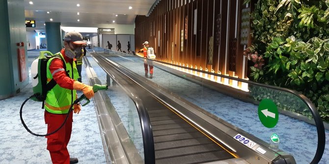 Bandara Internasional Soekarno-Hatta Disemprot Disinfektan Cegah Sebaran Virus Corona