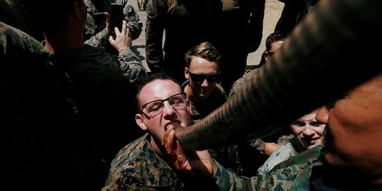 Aksi Ekstrem Marinir AS Minum Darah Ular