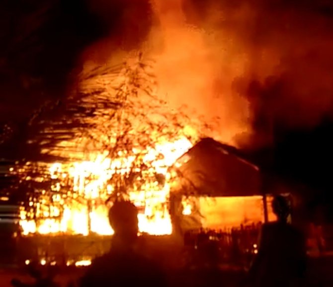 dua rumah dibakar pemiliknya di karawang