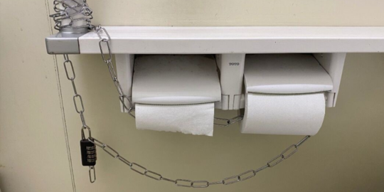 Wabah Corona Meningkat, Tisu Toilet Umum Ini Digembok Agar Tak Dicuri Warga