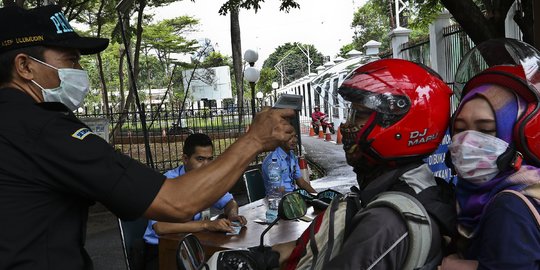 Antisipasi Corona, Pengunjung Gedung DPR Jalani Tes Suhu Tubuh