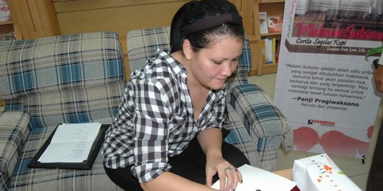 Virus Corona Merebak, Melanie Subono Bagi-Bagi Masker dan Hand Sanitizer Gratis
