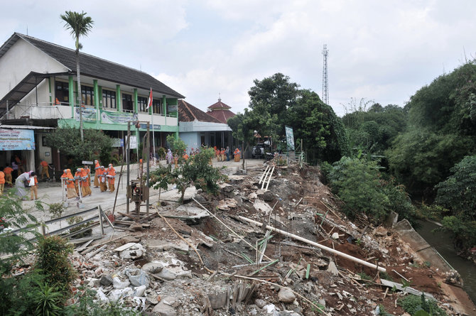 tanah longsor di cipayung depok