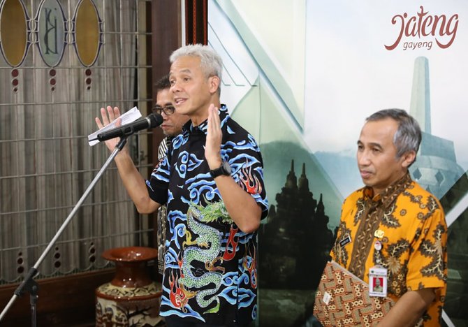 gubernur jawa tengah ganjar pranowo saat jumpa pers di rumah dinas puri gedeh