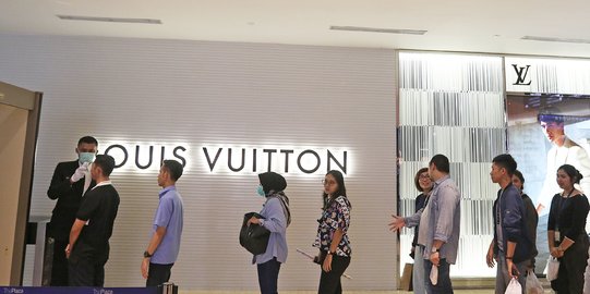 Petugas Periksa Suhu Tubuh Pengunjung The Plaza