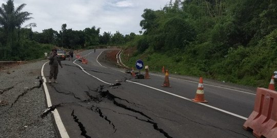 Jalan Lingkar Timur Waduk Jatigede Sumedang Ambles Dan Retak 