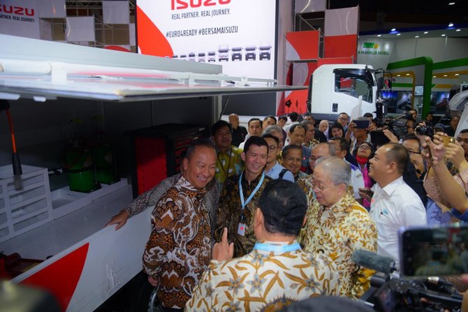 menteri perindustrian ri agus kartasasmita di booth isuzu dalam giicomvec 2020