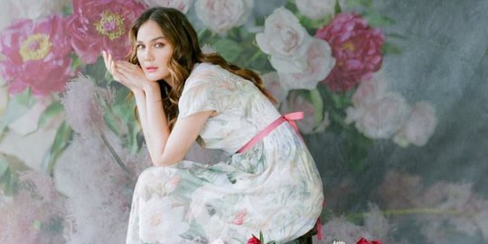 Bikin Melongo, Ini Penampakan Rok Luna Maya Seharga Rp42 Juta!