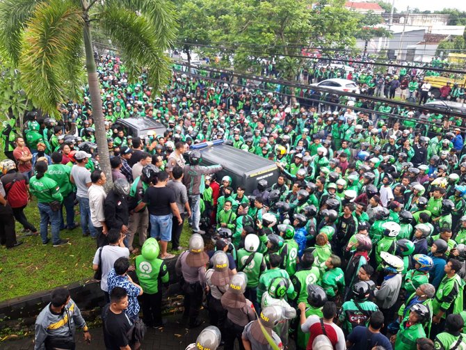 massa pengemudi ojek online di polsek depok timur
