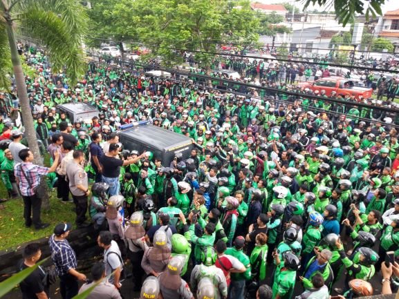 massa pengemudi ojek online vs debt collector