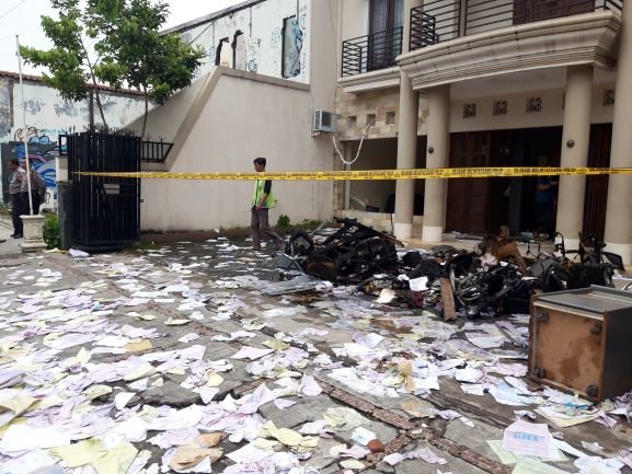 kantor leasing di sleman dirusak
