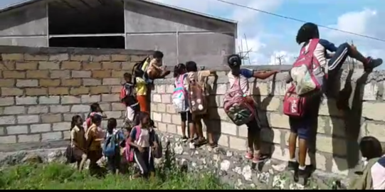 Ratusan Murid di Kupang Panjat Tembok Empat Meter untuk ke Sekolah
