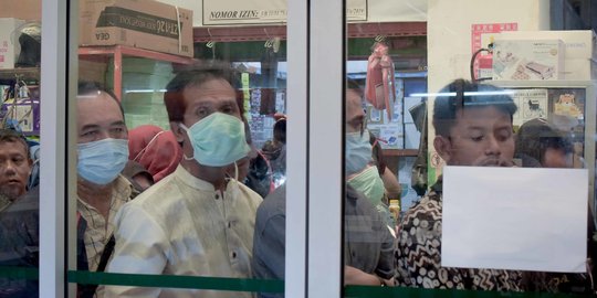 Antrean Pembeli Masker Murah di JakMart Pasar Pramuka Mengular