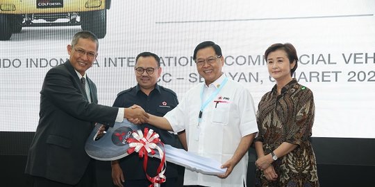 KTB Donasi Dua Unit Mitsubishi Fuso ke Sekolah Kejuruan dan PMI