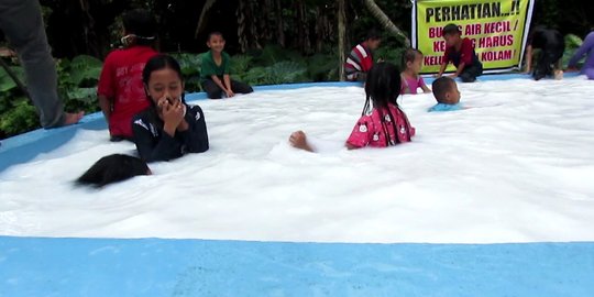 Sumur Bor Milik Warga Gowa Keluarkan Air Berwarna Putih Seperti Susu