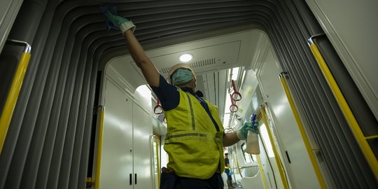 Waspada Virus Corona, Petugas Bersihkan Gerbong LRT