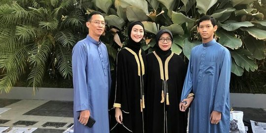 Berhijab Ini 7 Foto Ayu Maulida Puteri Indonesia 2020 Yang Tampak Anggun Dan Menawan Merdeka Com