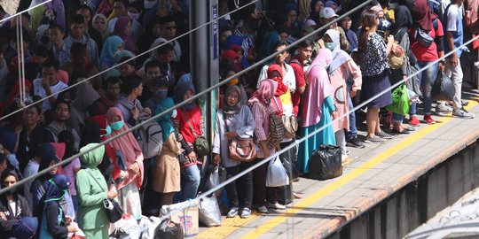 Corona Merebak, KRL Tetap Ramai Penumpang