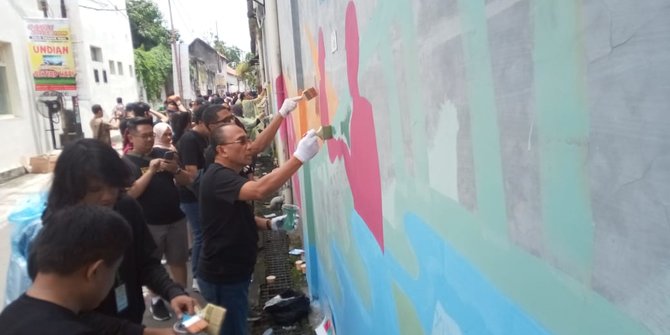 Mural 225 Meter Dilukis Ratusan Wisatawan di  Tembok  