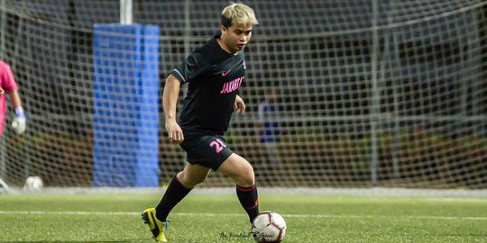 Aksi Billy Syahputra Main Bola, Cetak Gol Cantik Lewat Tendangan Bebas