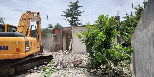 Kesal Diselingkuhi Istri, Suami di Ponorogo Sewa Ekskavator Menghancurkan Rumah