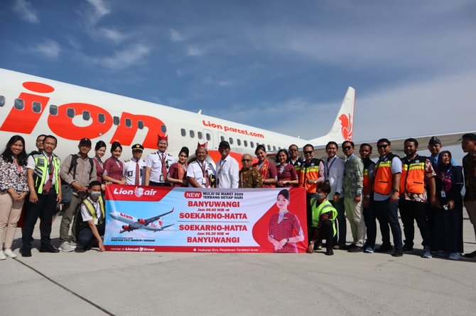 maskapai lion air meresmikan penerbangan perdana rute jakarta banyuwangi