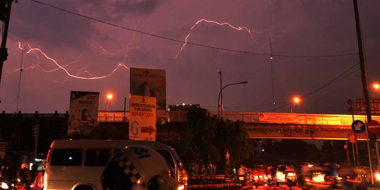 Sirkulasi Siklonik, BMKG Keluarkan Peringatan Dini Hujan Lebat dan Angin