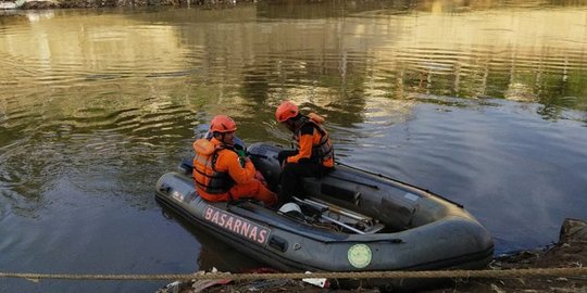 Bocah 9 Tahun Terseret Arus Kali Ciliwung