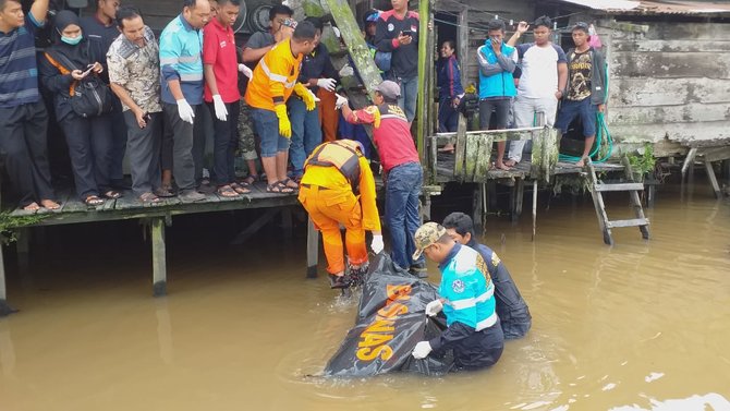 evakuasi jenazah wati di sungai mahakam