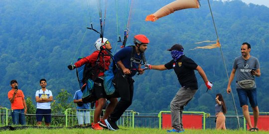 Corona Mewabah, Turis Asing Asyik Main Gantole di Puncak Bogor