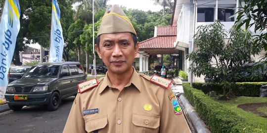 Alat Pelindung Diri Habis, Tim Pengantar PDP Corona di Garut Gunakan Jas Hujan