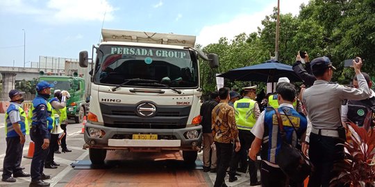 Mulai Hari Ini, Truk Kelebihan Muatan Dilarang Lewati Tol Tanjung Priok-Bandung