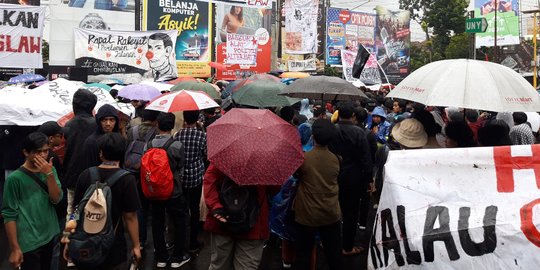 Meski Diguyur Hujan, Massa Gejayan Memanggil Lagi Tetap Berorasi Tolak Omnibus Law
