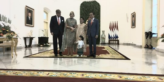 Saat Sedah Mirah Beri Setangkai Mawar kepada Ratu Belanda